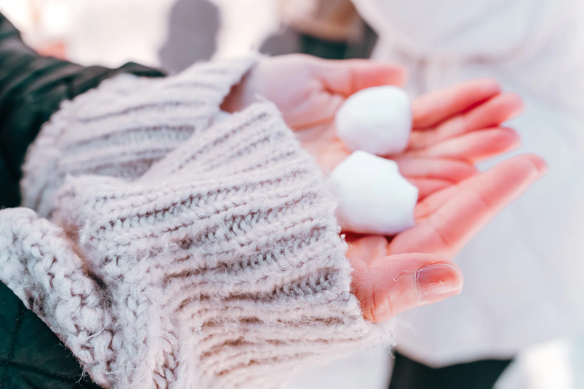 雪玉を握る手