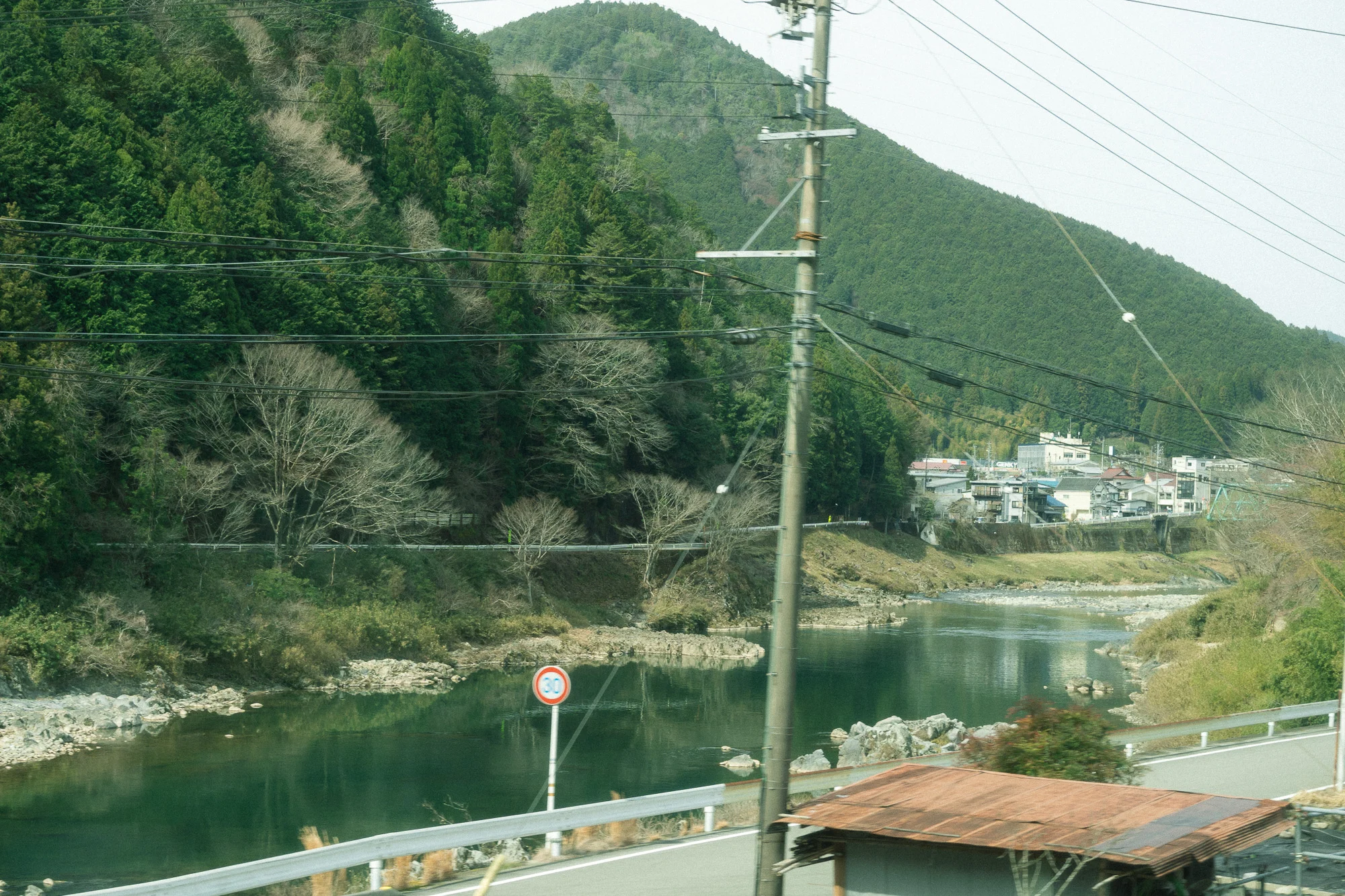 特急ひだの車窓から見える山と川