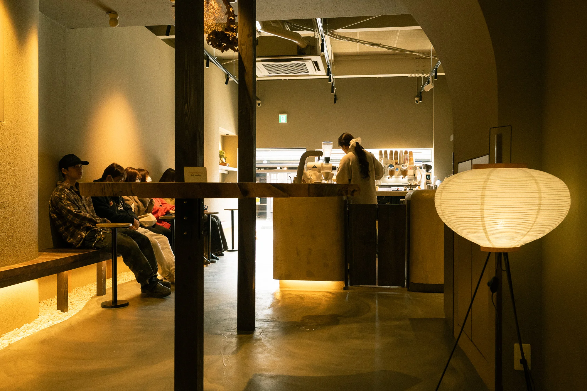 SWAY COFFEE ROASTERY の店内、和紙の照明