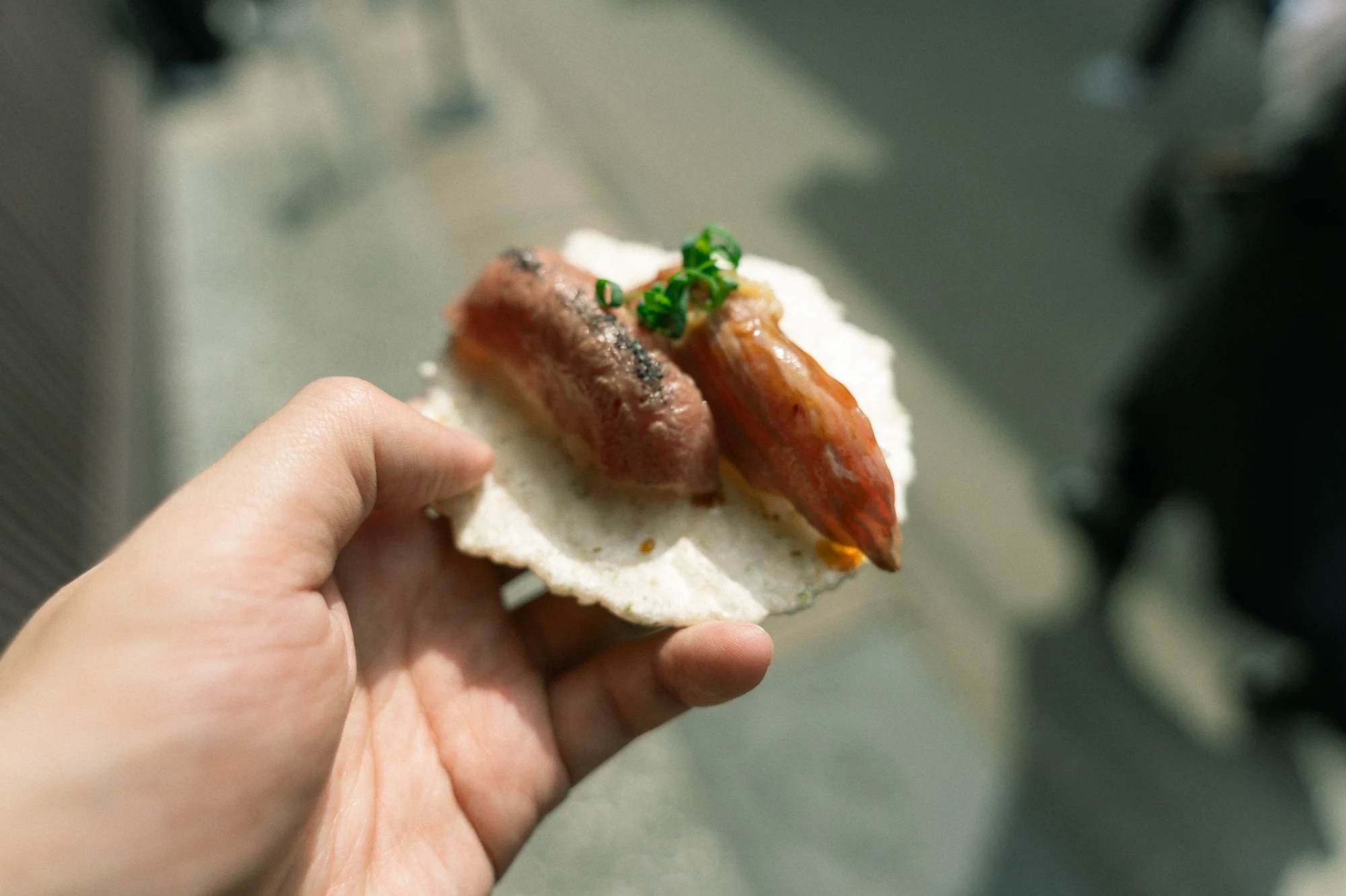 飛騨牛寿司、煎餅の上に2貫