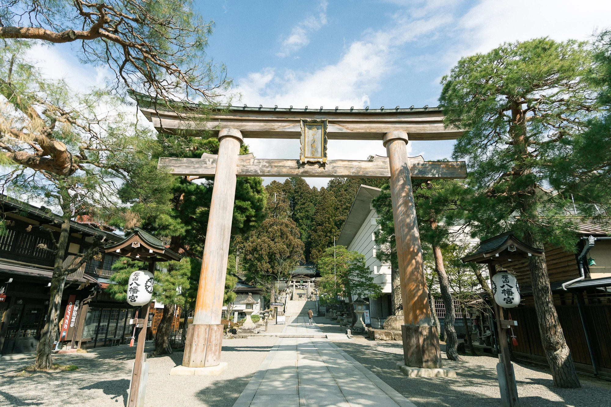 桜山八幡宮の鳥居と青空