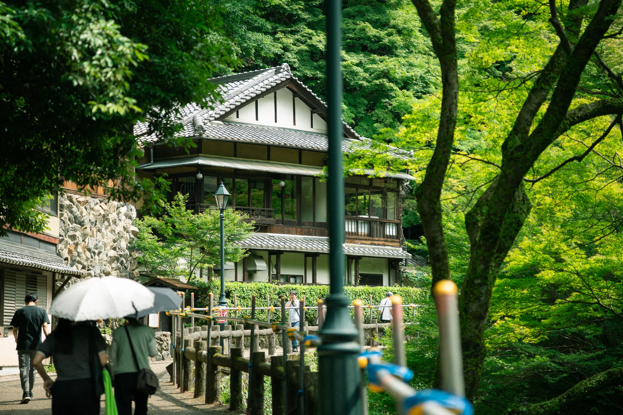 箕面公園の入口にある古い建物と新緑