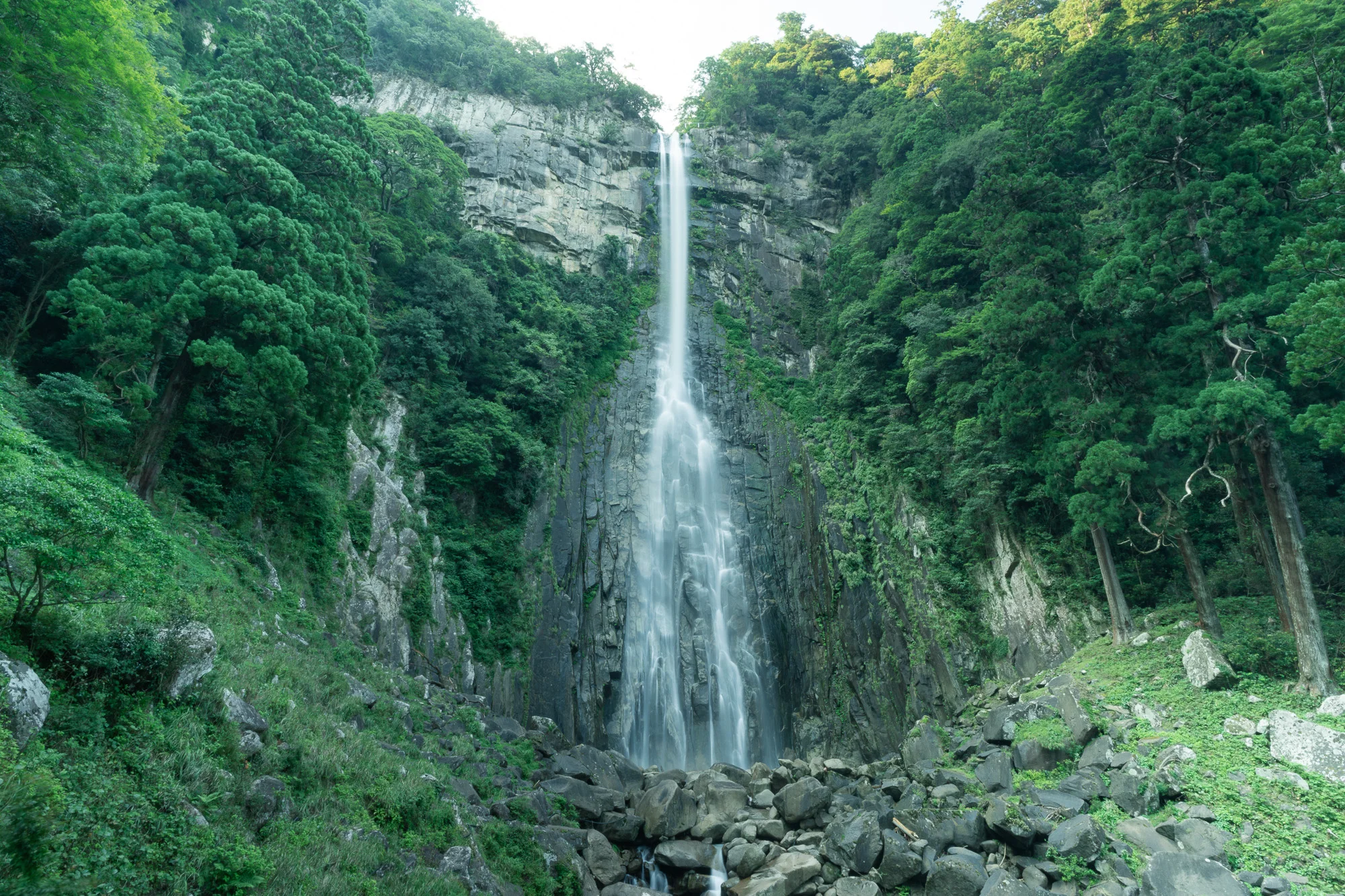 那智御瀧を正面から見上げる