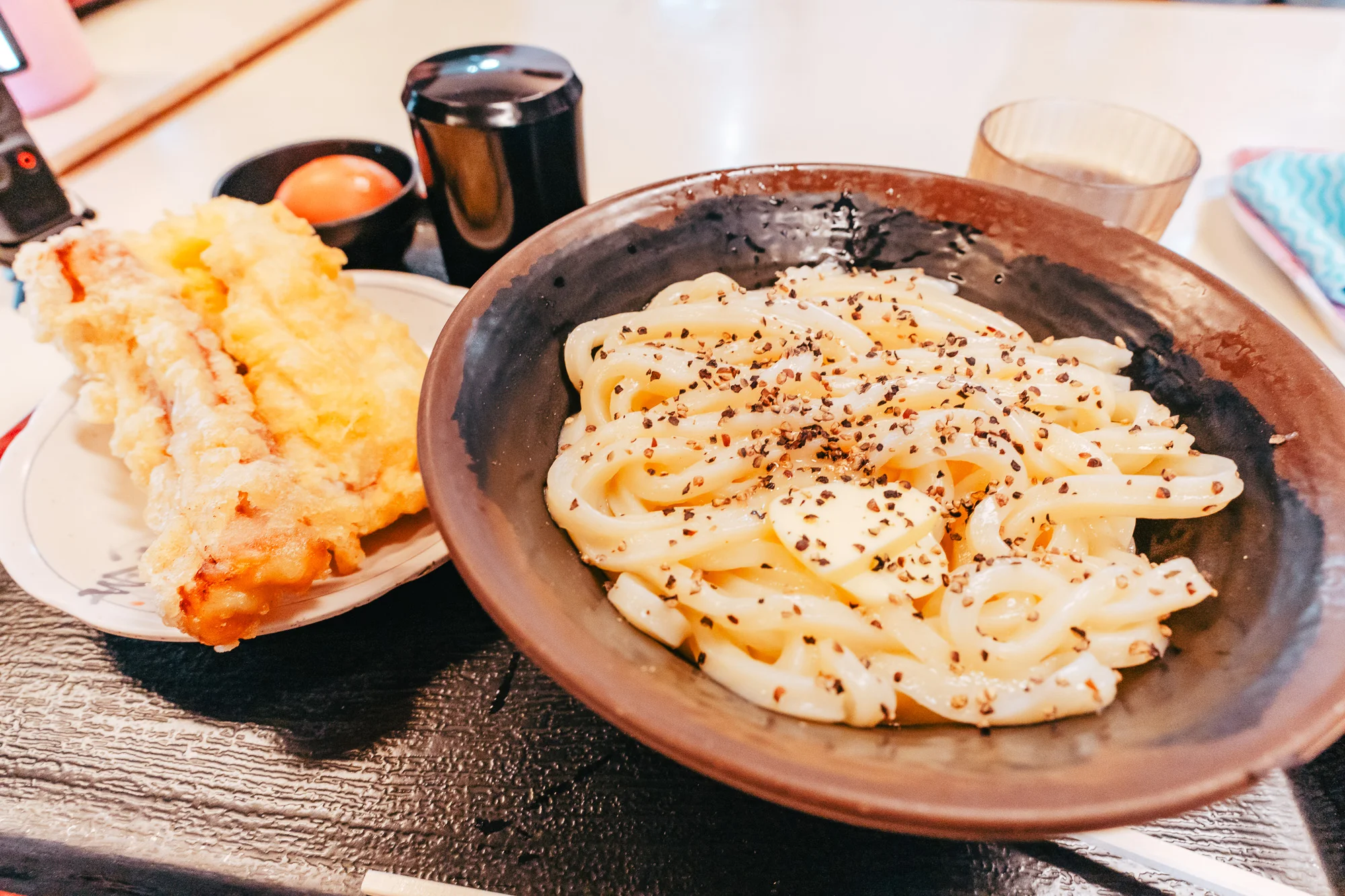 釜バターうどんとちくわ天、生卵