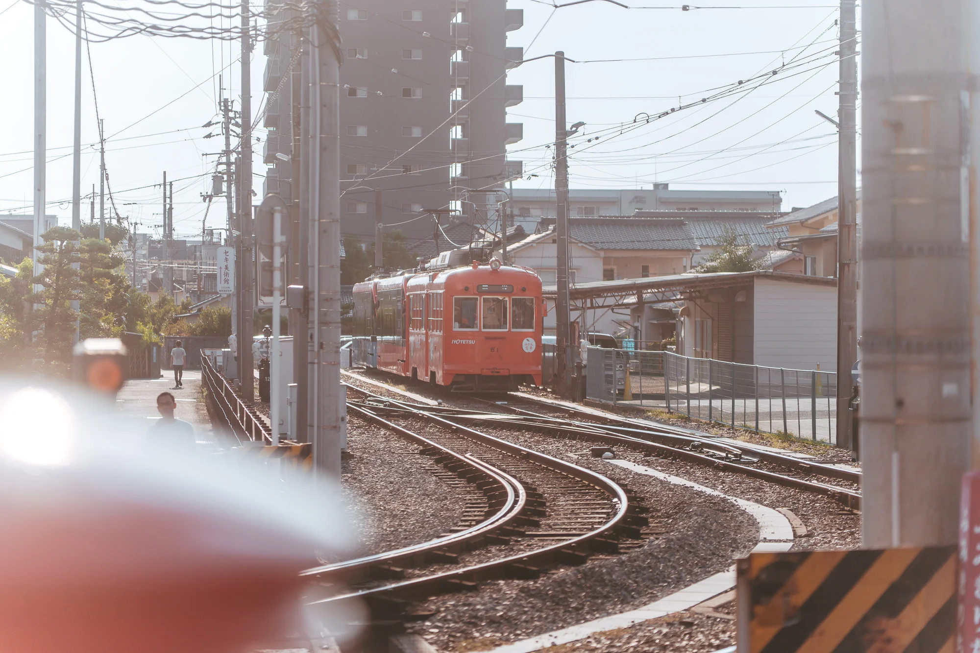 道後の街を走る伊予鉄道の路面電車