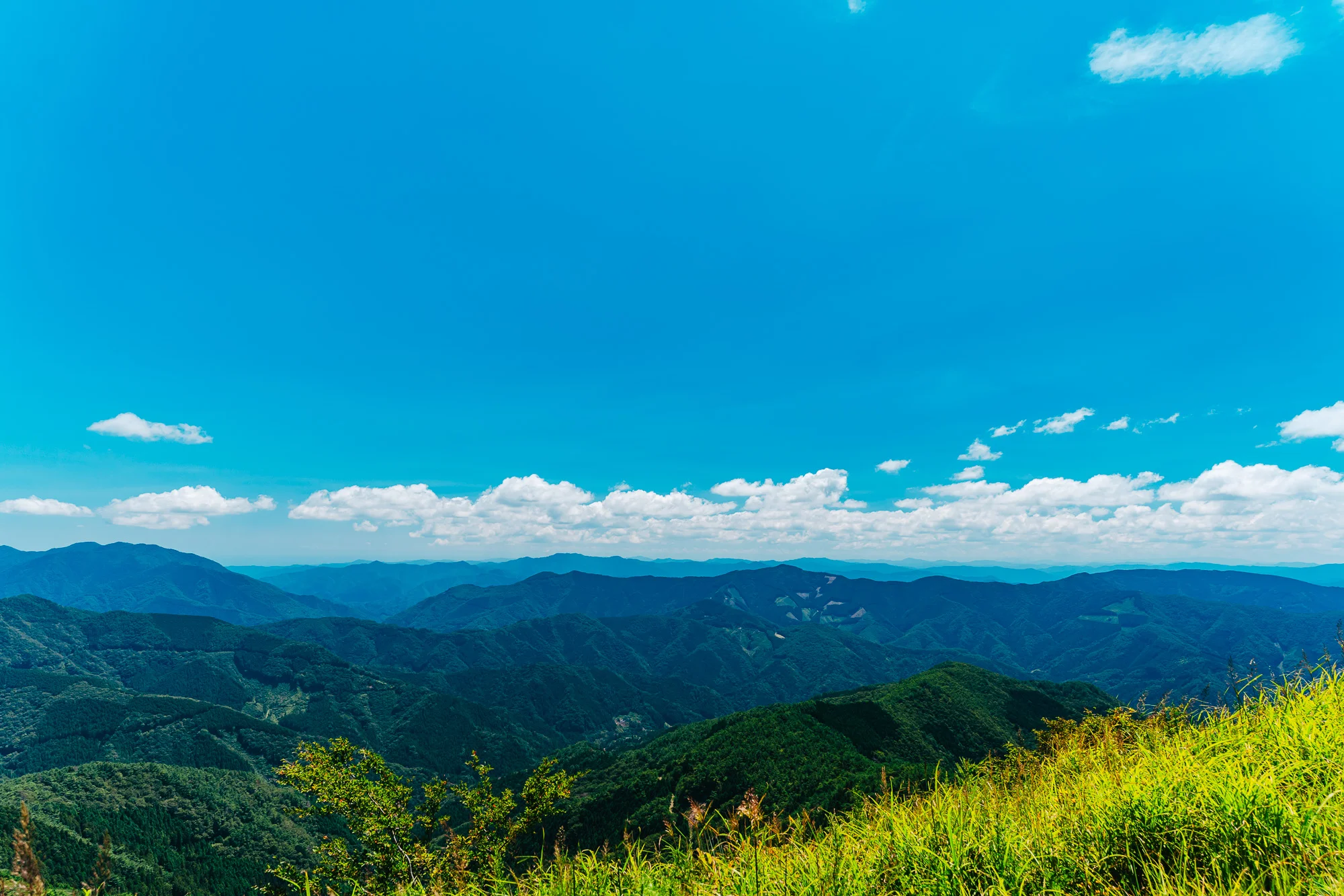 四国カルストから見渡す四国の山なみと青空