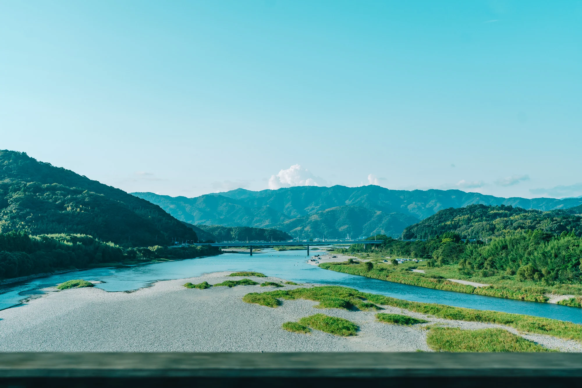 中州がいくつも顔を出す仁淀川のゆったりした流れと橋