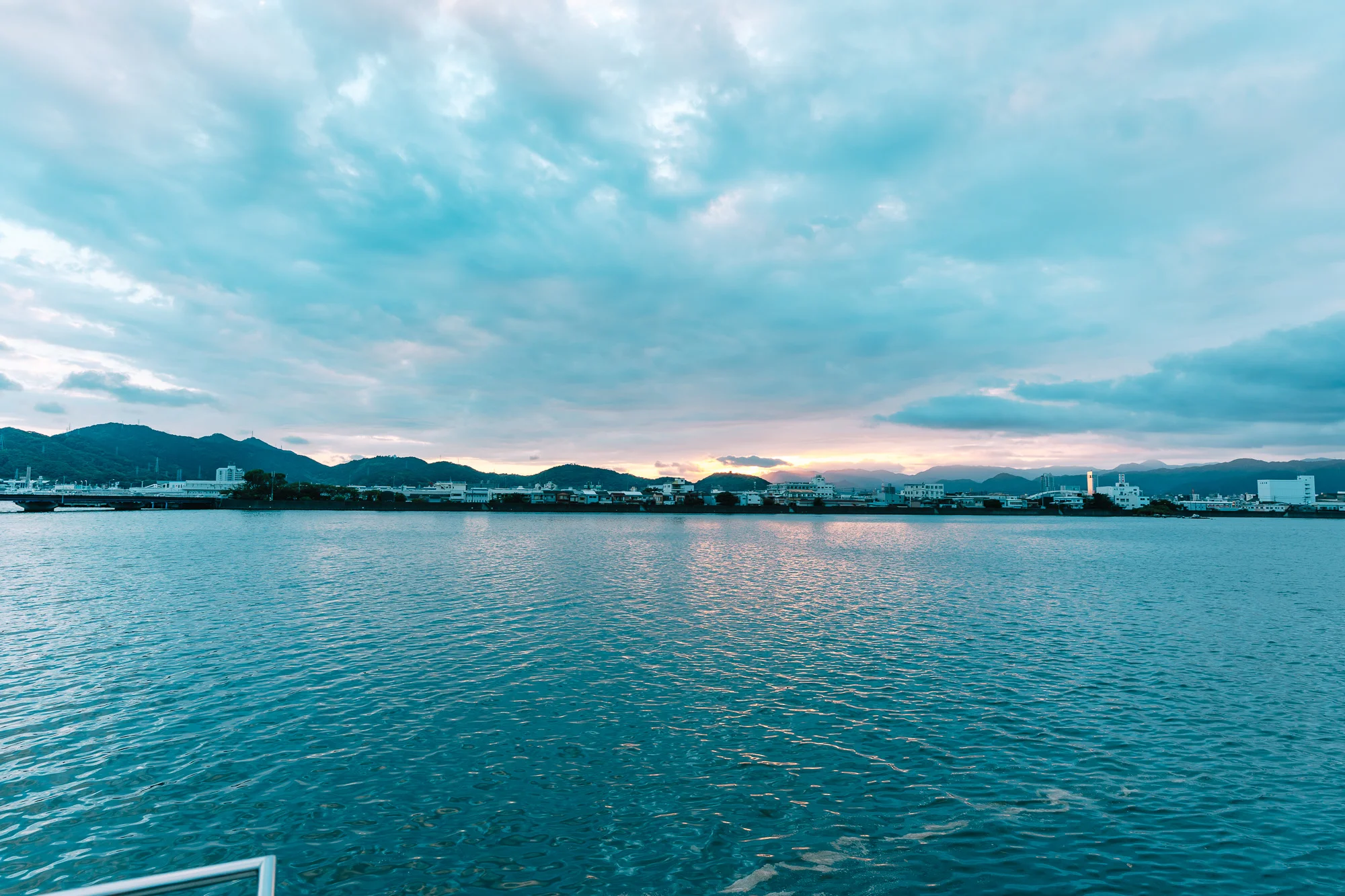 夕暮れの高知の水辺と対岸の街並み