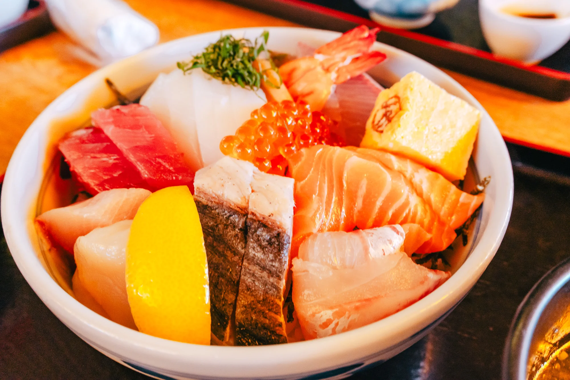 愛媛で食べた海鮮丼、マグロ・サーモン・イカ・いくらがのっている